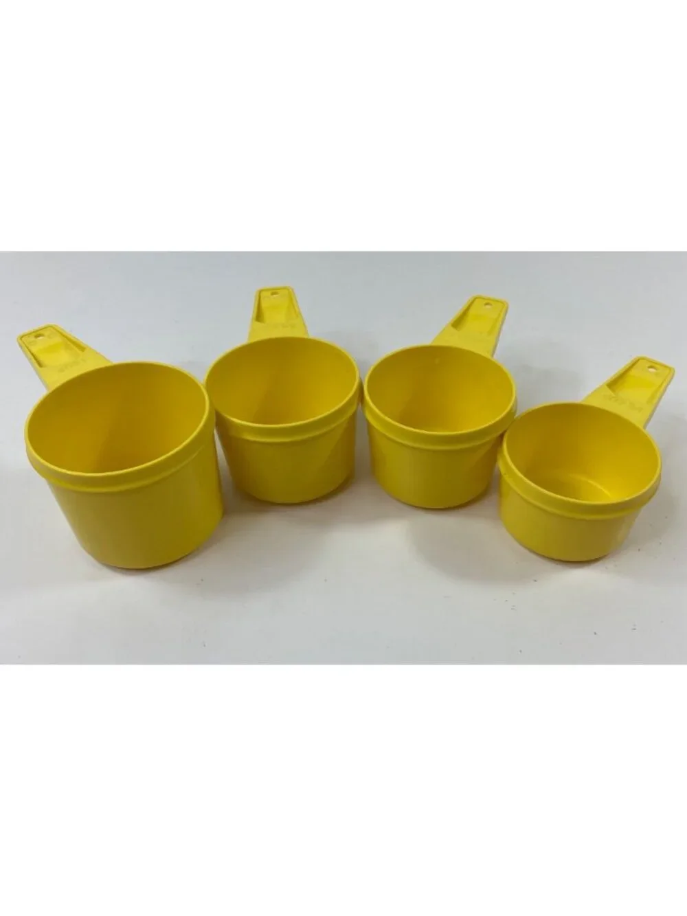Vintage Tupperware Yellow Measuring Cups 1  3/4 1/2  1/4 Cup Plastic Set Of 4